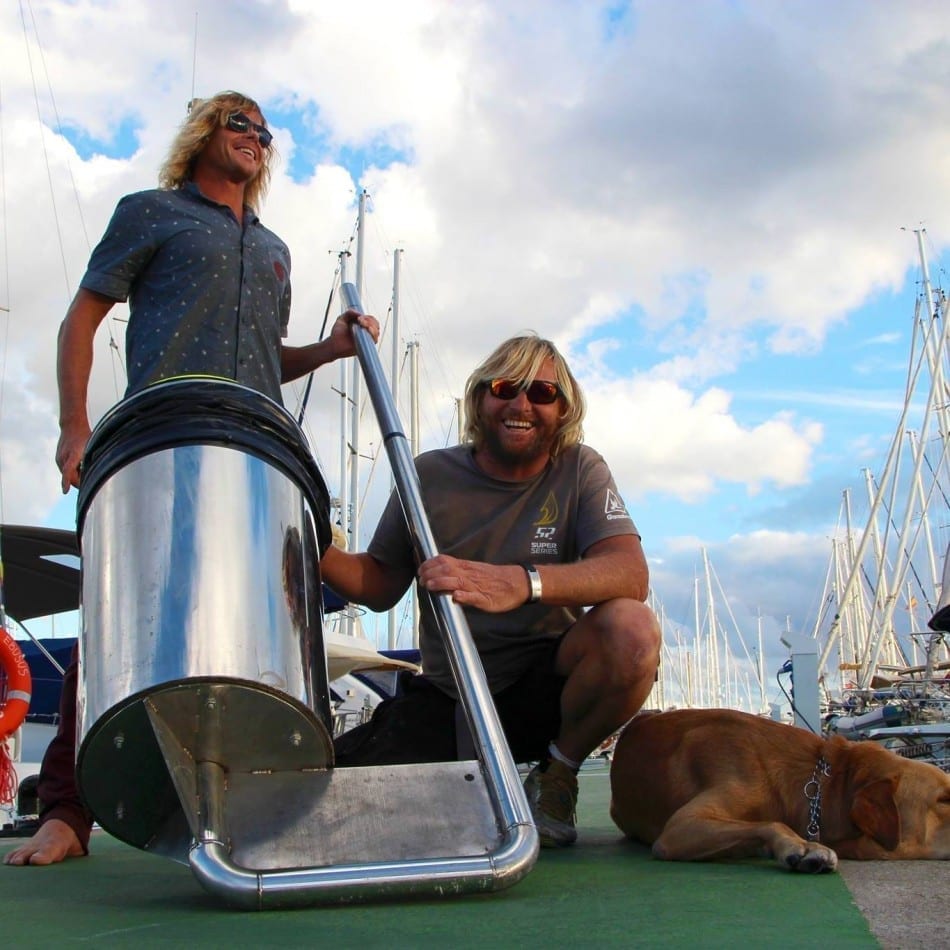 Two friends invented a floating can that cleans the ocean called