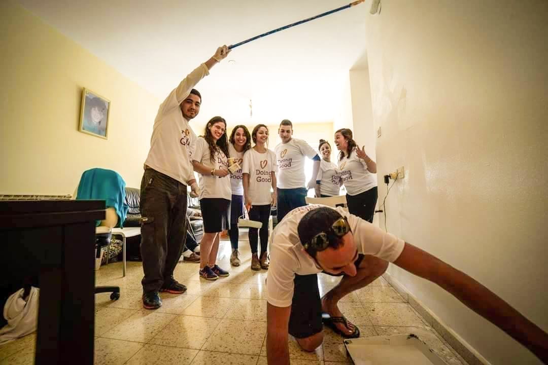 arabs-volunteering-holocaust-survivers-house-painting