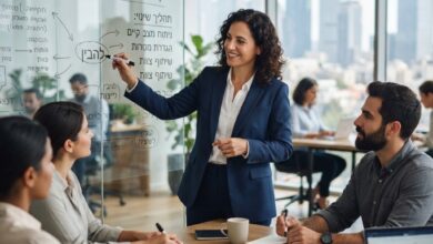 אדם עומד בצומת דרכים מקצועית ובוחן מפת קריירה חדשה